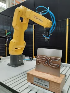 żółty robot - ramie robota