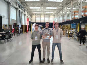 trzech studentów pozujących do zdjęcia