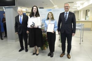 4 osoby pozujące do zdjęcia