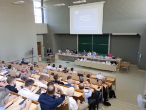 kolegium-wydziałowe sala wykładowa pełna ludzi