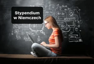 dziewczyna z laptopem na tle tablicy kredowej
