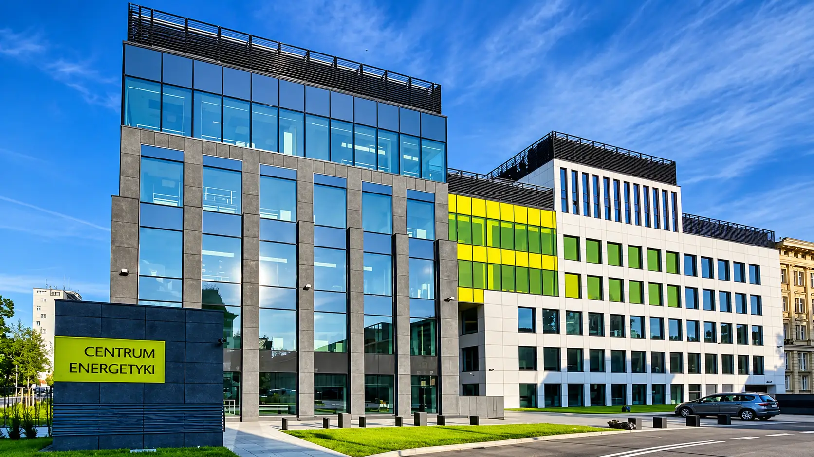 Nowoczesne Centrum Energetyki na tle błękitnego nieba